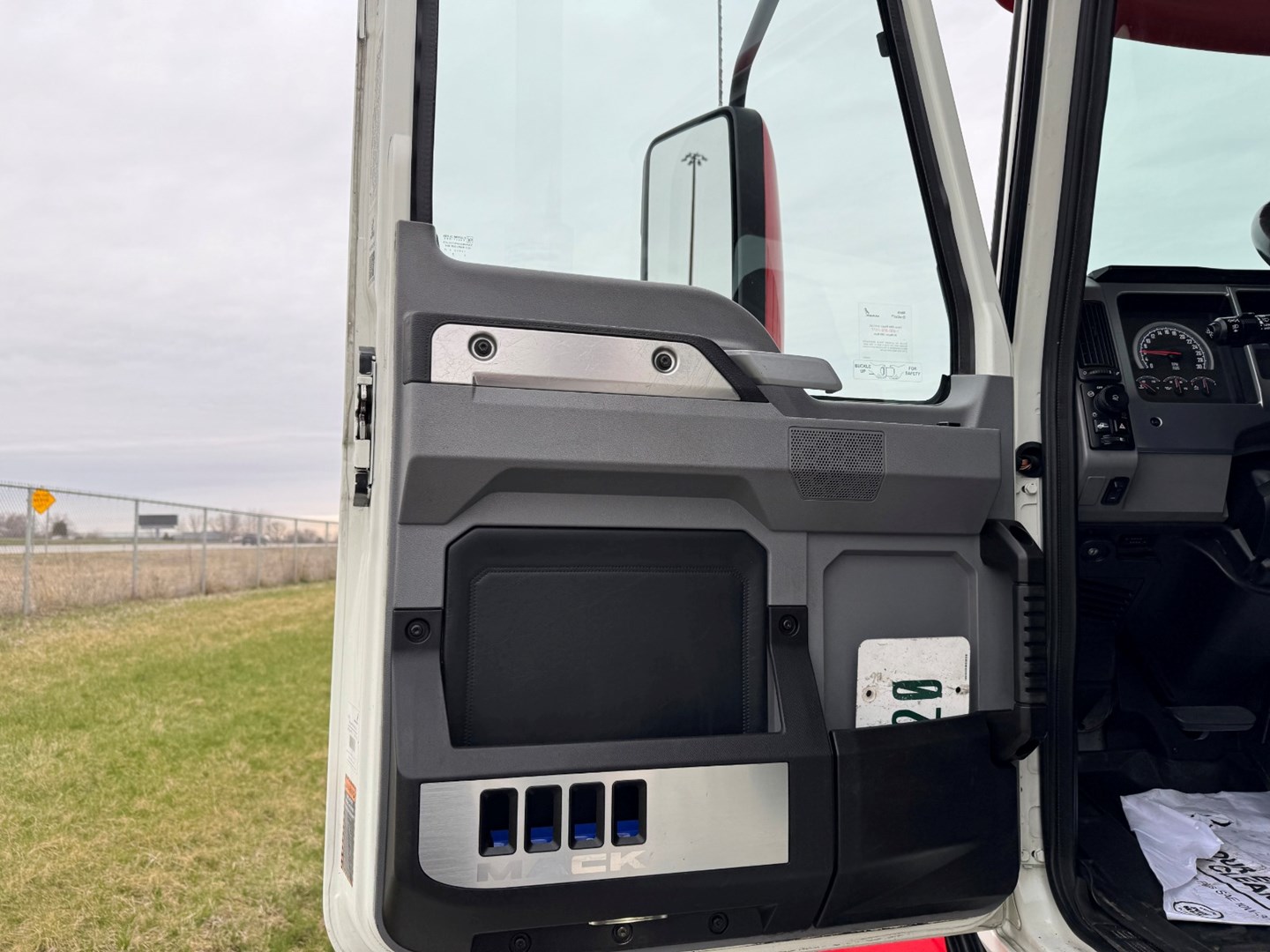 Used 2023 Mack Anthem Daycab - image 11